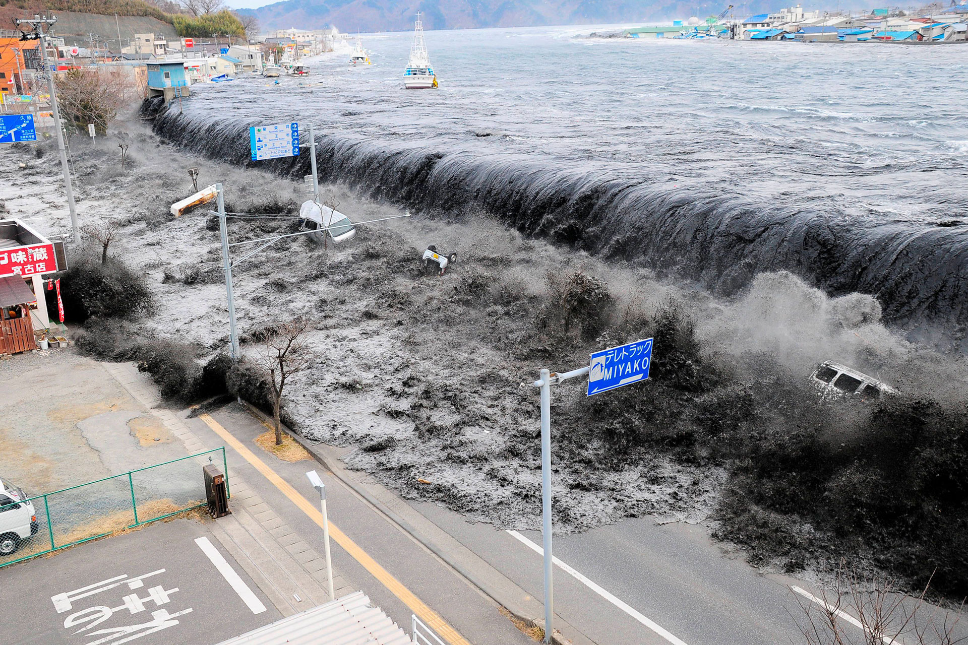 Mơ thấy sóng thần ẩn chứa thông điệp gì?